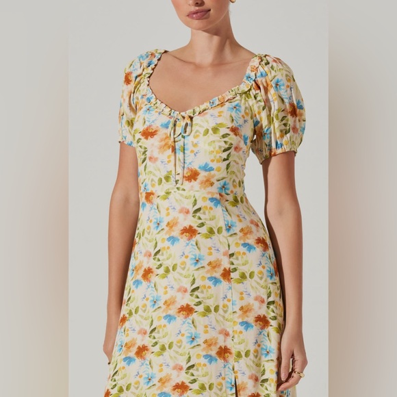 ASTR The Label NWOT Floral Puff Sleeve Midi Dress with Front Side Slit Size M - Picture 4 of 12